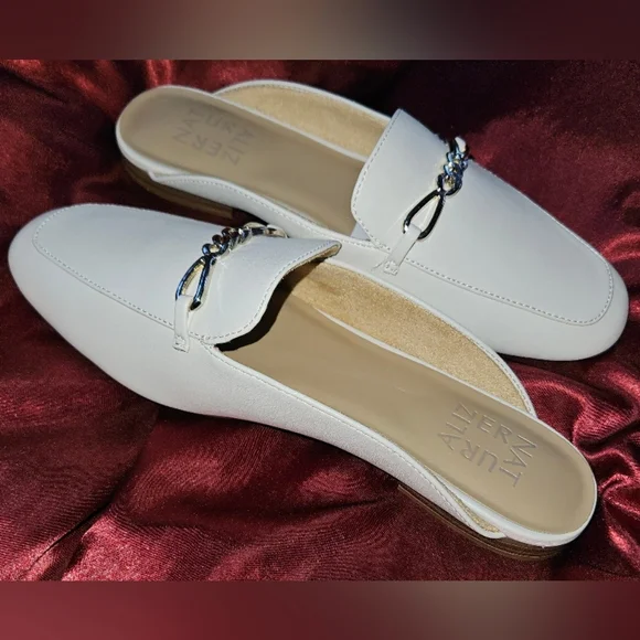 NATURALIZER - White Leather Mules with Gold Chain Detail - Picture 3 of 7